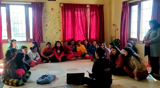Taller de salud sobre el cáncer de mama en el Centro de acogida de Patan