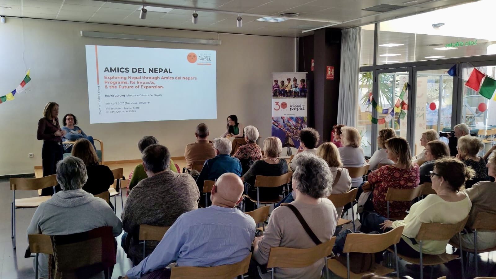 Sant Quirze celebrates 30 years of Amics del Nepal on the radio and at the library